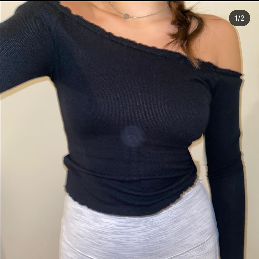 Garage off the shoulder black top super cute!